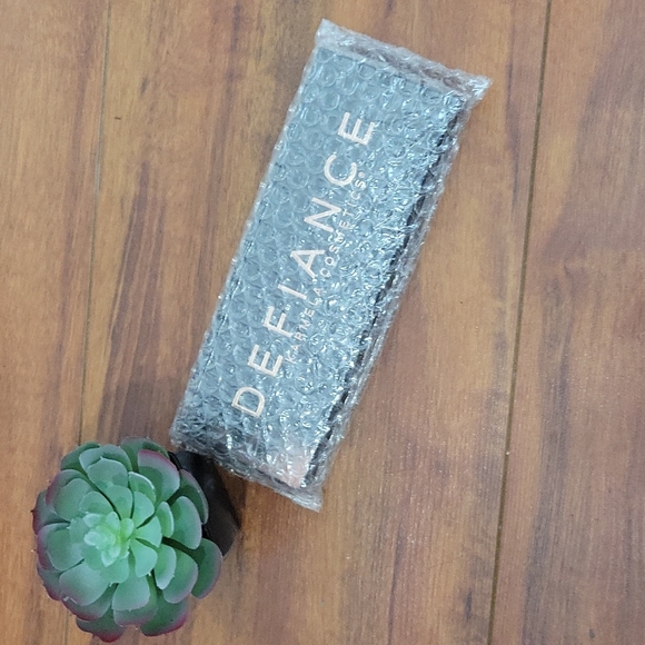 KARMELA COSMETICS The Defiance Palette - Picture 2 of 4